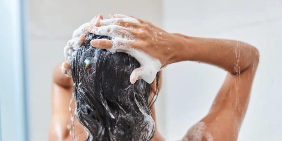 Lave o cabelo após 1 hora com o produto no couro cabeludo (Reprodução: Internet)