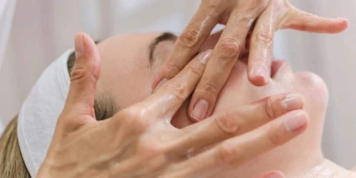 A massagem ou drenagem facial ajuda a deixar a pele com aspecto mais jovem (Reprodução: Internet)