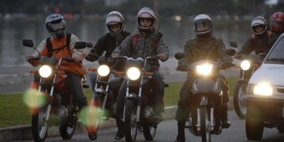 Motoqueiros precisam andar com o farol ligado (Reprodução: Internet)