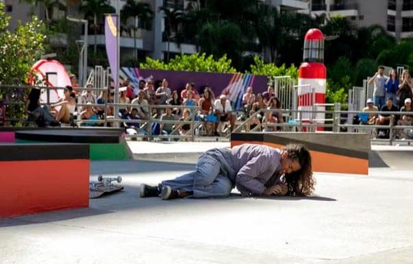 Max sabota o skate de Nicole para prejudicar seu desempenho (Foto: Globo / Manoella Mello)
Max sabota o skate de Nicole para prejudicar seu desempenho (Foto: Globo / Manoella Mello)