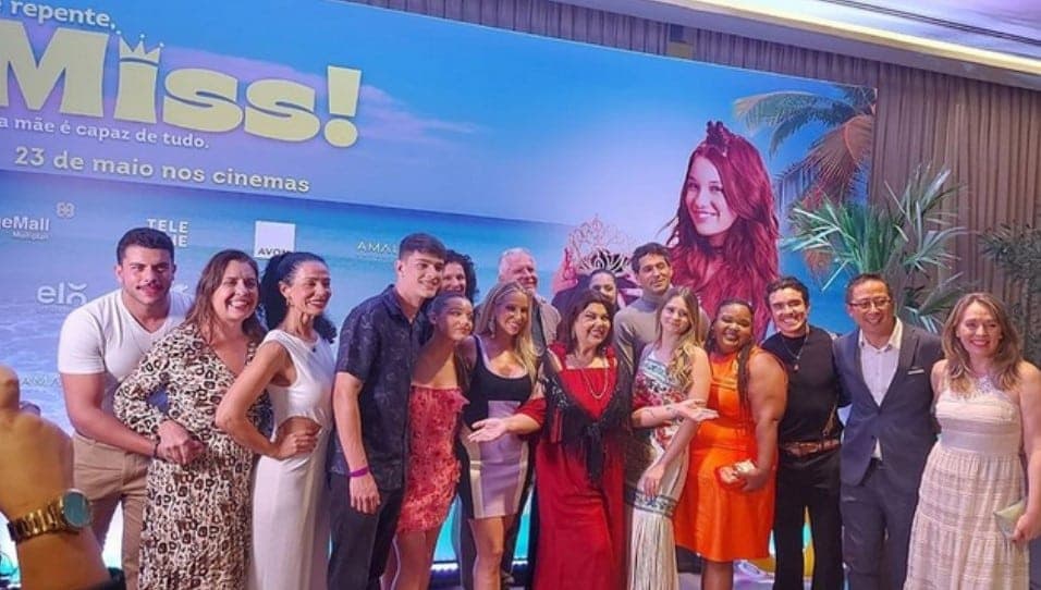 Samuel posa ao lado da mãe e dos demais colegas do filme (Foto: Diego Laureano / TV Foco)
