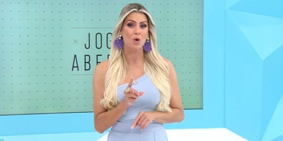 "Demitido": Renata Fan paralisa Jogo Aberto às pressas com adeus de técnico da série A e substituto convocado