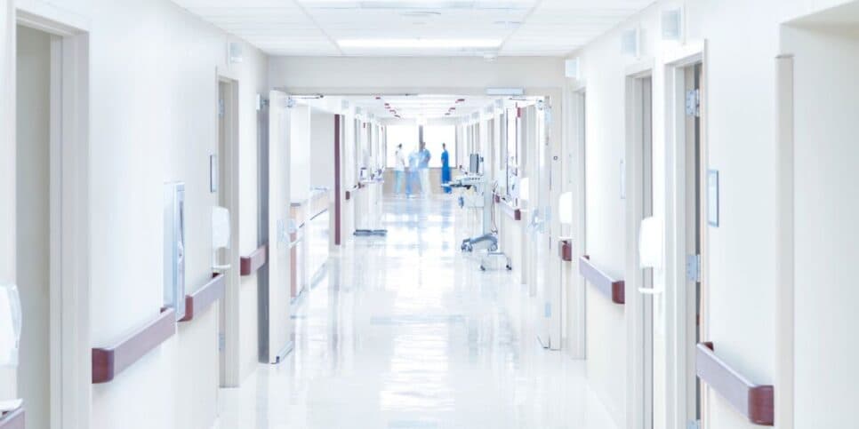 Corredor de hospital (Foto: Reprodução / Canva) 