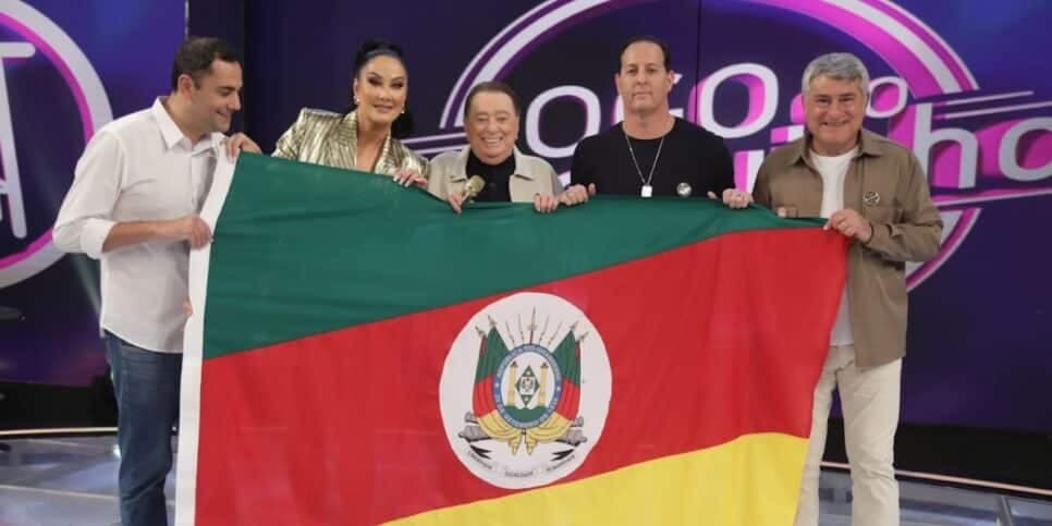 Raul Gil recebe Cleber Machado, Benja, Helen Ganzarolli, André Galvão e Nadine Basttos no “Jogo do Banquinho”