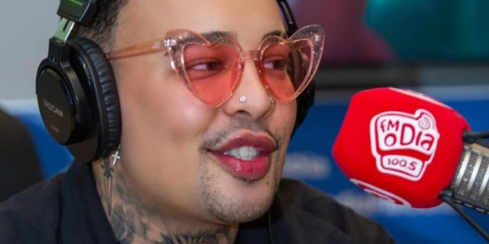 Gloria Groove realiza blitz nas rádios com o sucesso ”Nosso Primeiro Beijo”