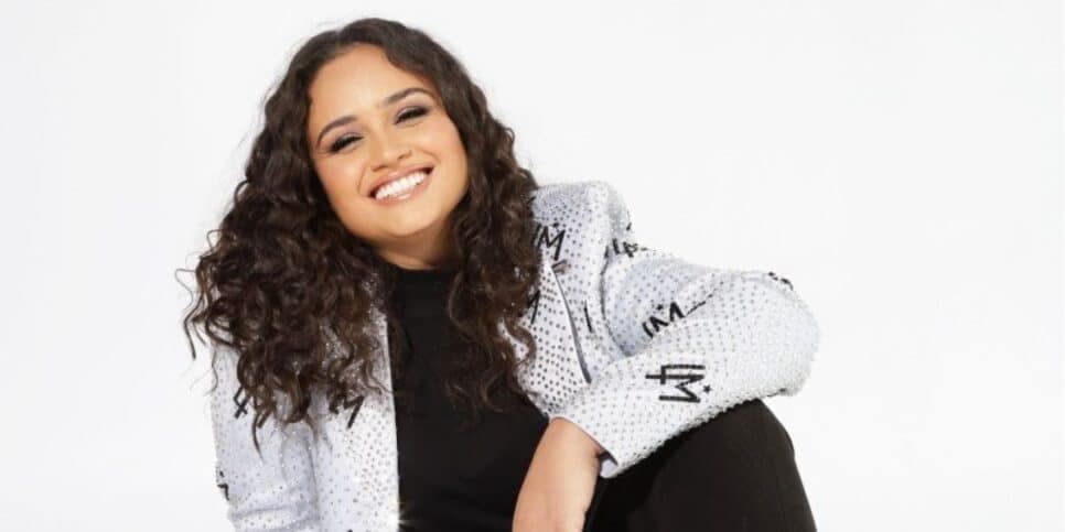 Luiza Martins comemora sucesso do EP “Intensa Até Demais” com lançamento do clipe da faixa “Herói e Vilão”