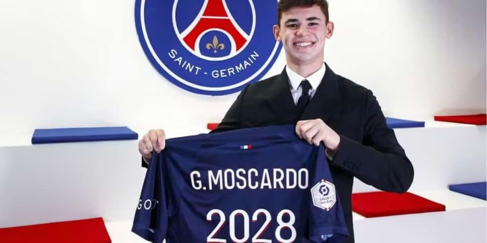 Gabriel Moscardo com a camisa do PSG alusiva ao contrato até 2028 — Foto: Divulgação / PSG Gabriel Moscardo com a camisa do PSG alusiva ao contrato até 2028 — Foto: Divulgação / PSG