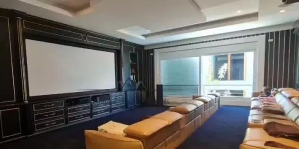 Sala de cinema (Foto: Reprodução / Alpha Class Imóveis)