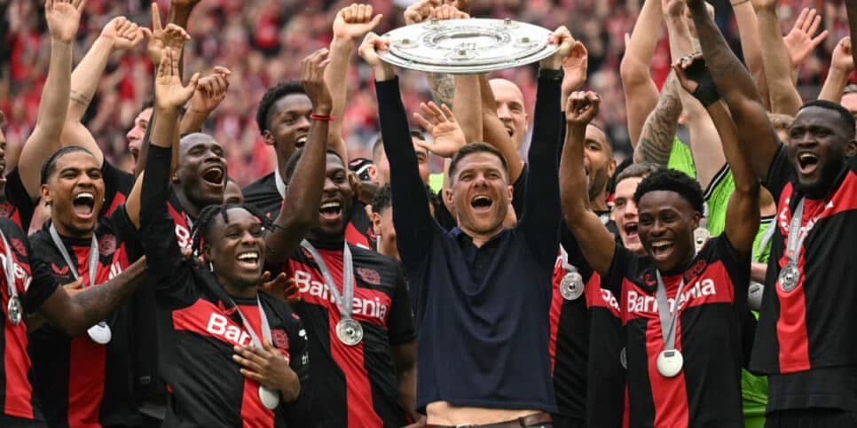 Leverkusen, de Xabi Alonso, faturou o título alemão com 28 vitórias e seis empates - Ina Fassbender/AFP
Leverkusen, de Xabi Alonso, faturou o título alemão com 28 vitórias e seis empates - Ina Fassbender/AFP