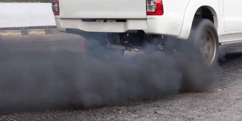 A poluição ocasionada pelos carros prejudica e muito o meio ambiente (Reprodução: Internet) A poluição ocasionada pelos carros prejudica e muito o meio ambiente (Reprodução: Internet)