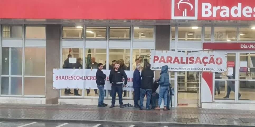 Protesto de funcionário do Bradesco - (Foto: Reprodução / Internet)
