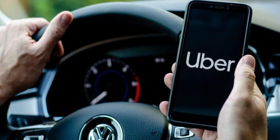 Fim da tarifa dinâmica e menor preço do Brasil: 4 rivais da Uber chegam com pé na porta para derrubar gigante
