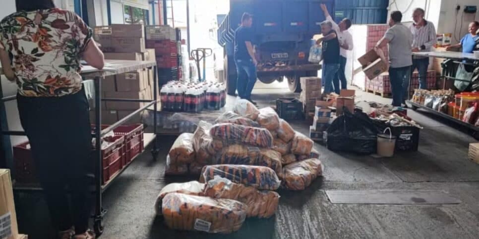 Alimentos vencidos são apreendidos em depósito de frios em Tambaú — Foto: Polícia Civil/Divulgação
Alimentos vencidos são apreendidos em depósito de frios em Tambaú — Foto: Polícia Civil/Divulgação