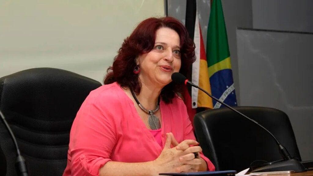 http://tvfoco.uai.com.br/wp-content/uploads/2015/05/Daniela-Mercury.jpg