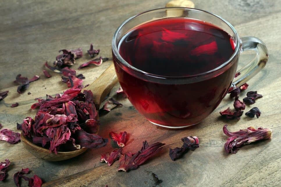 Chá de hibisco e canela desincha a barriga (Foto: Reprodução / Canva)

