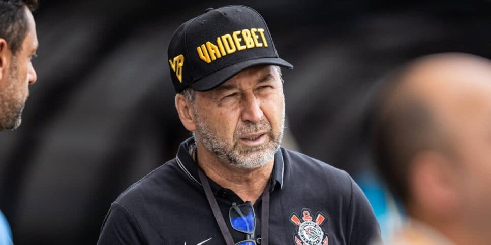 FECHOU HOJE (08): Augusto volta atrás e contrata técnico gringo absurdo pra ressuscitar o Corinthians
