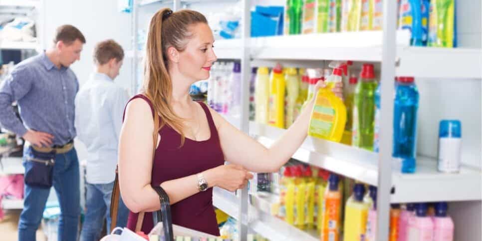 Dona de casa, atenção, existe uma forma correta de usar o detergente de cada cor e você nem fazia ideia
