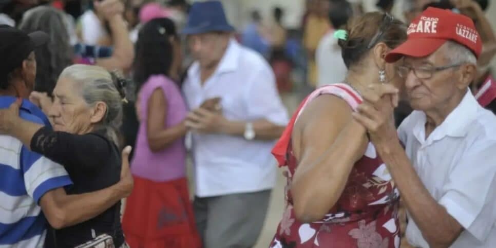 Pacotão de presentes: Idosos acima dos 60 anos garantem fim da conta de luz + 8 benefícios em 2024