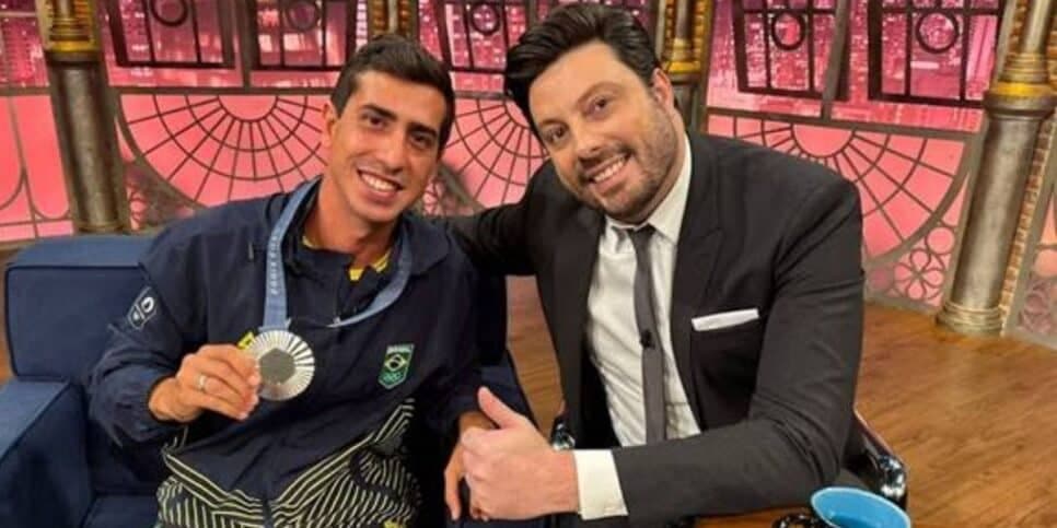 Prata inédita na marcha atlética, Caio Bonfim revela o que mudou em sua vida após Olimpíadas no The Noite desta segunda (26)