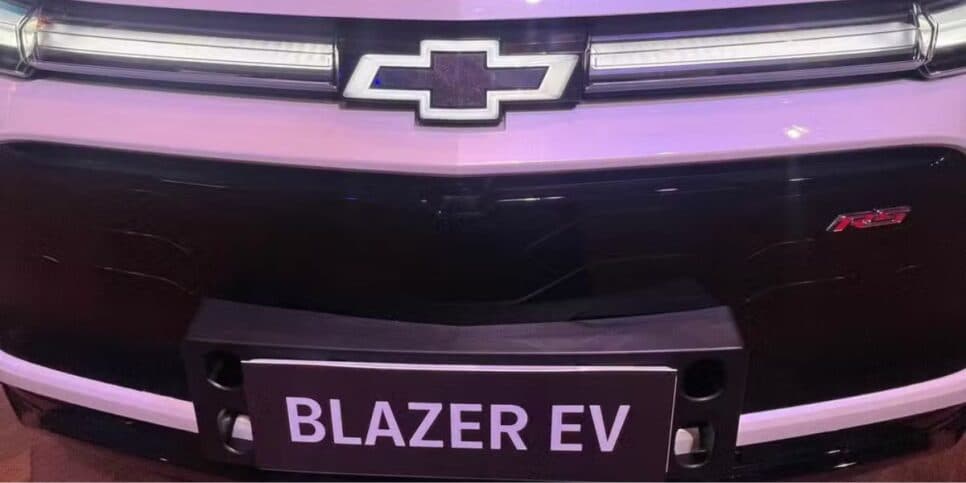 Chevrolet Blazer EV tem a "gravatinha" dianteira iluminada — Foto: Vitória Drehmer/Autoesporte Chevrolet Blazer EV tem a "gravatinha" dianteira iluminada — Foto: Vitória Drehmer/Autoesporte