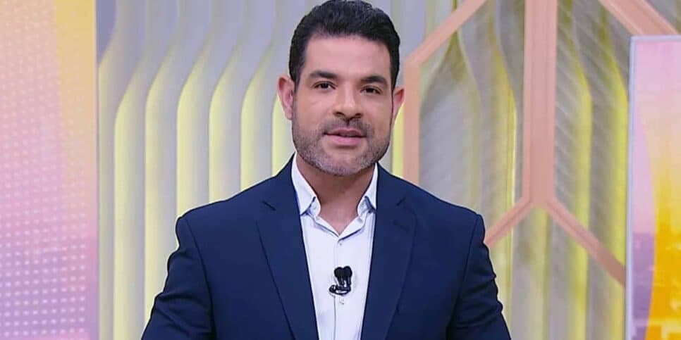 Qual a sexualidade de Darlisson Dutra? Discreto, famoso do SBT vive relação com jornalista