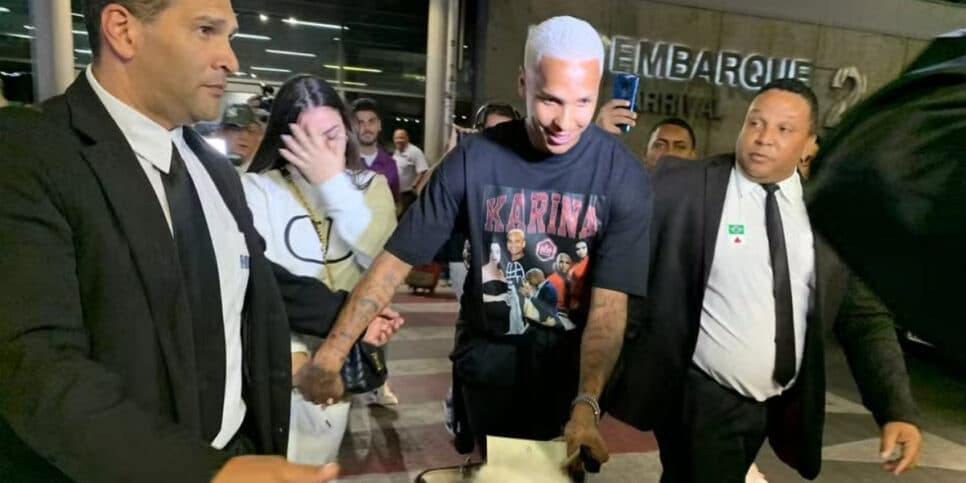 desembarcou no Aeroporto Internacional da capital mineira, em Confins, na noite desta segunda-feira (05) (Foto: Lafaete Vaz) desembarcou no Aeroporto Internacional da capital mineira, em Confins, na noite desta segunda-feira (05) (Foto: Lafaete Vaz)