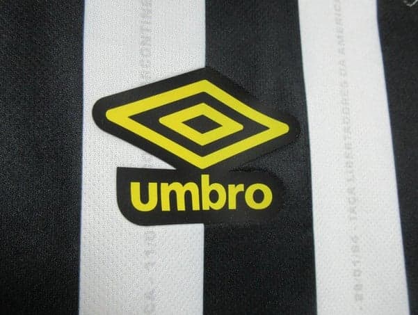 Camisa Umbro Santos 2024 (Foto: Reprodução / Jogador Store)

