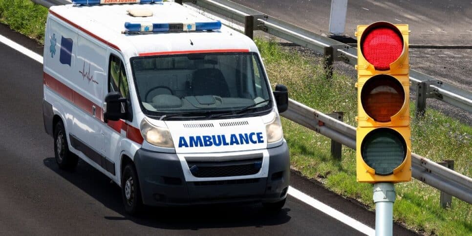 Detran ciente: Lei de trânsito traz real sobre multa caso fure o sinal vermelho para ambulância passar