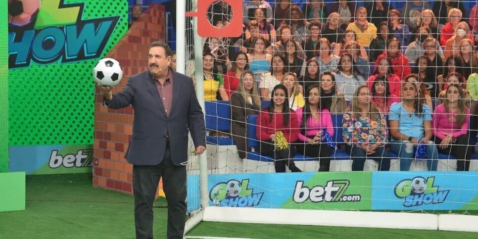 Programa do Ratinho supera a concorrência e garante a vice-liderança isolada