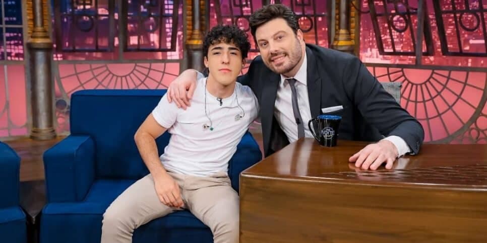 Enzo Rabelo fala de seus novos sucessos no “The Noite” desta quarta-feira