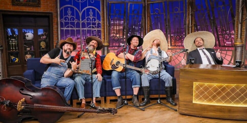 “Tião e os Bravos” agitam o The Noite desta segunda com suas versões musicais descontraídas