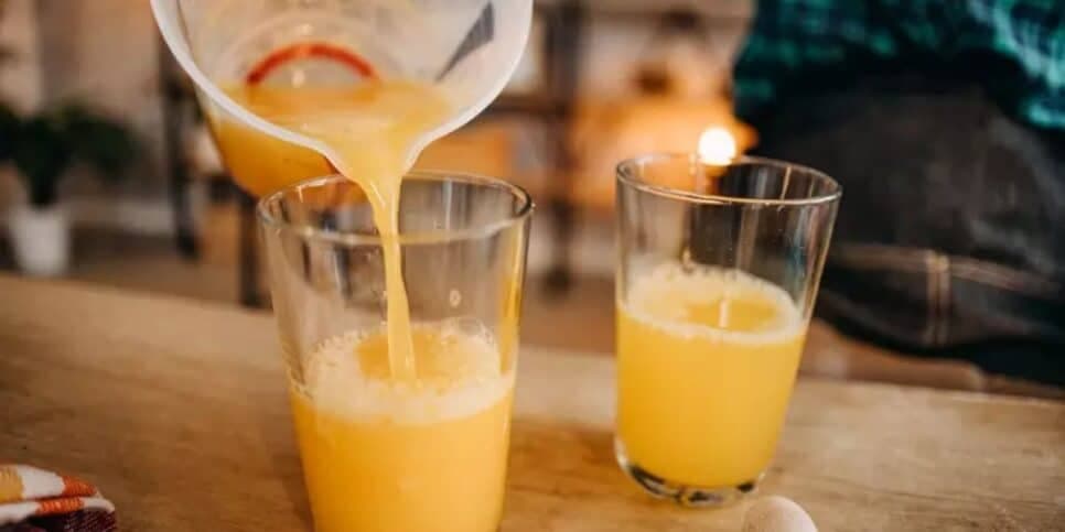 Suco com 3 ingredientes derruba o colesterol alto e deixa idosas 60+ imunes as doenças