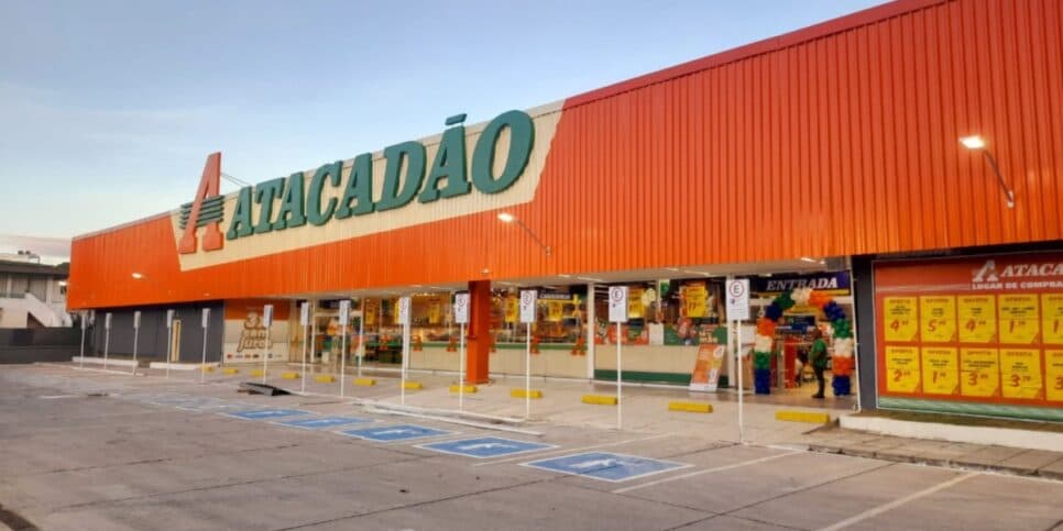 ADEUS e clientes revoltados: O FIM de serviço vital em 334 lojas do Atacadão e comunicado oficial às pressas