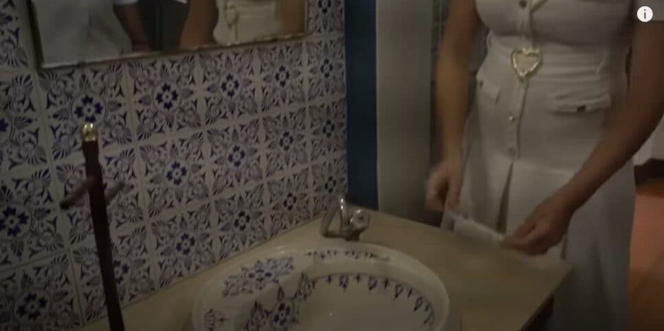 Banheiro com detalhes e azulejos antigos (Foto: Reprodução/Youtube) Banheiro com detalhes e azulejos antigos (Foto: Reprodução/Youtube)