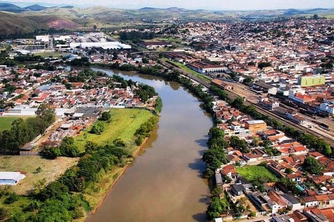 Vista aérea da cidade de Cruzeiro-SP, cortada pelo Rio Paraíba do Sul (Foto: Reprodução / Prefeitura)

