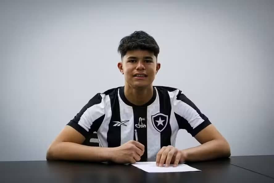 Jovem assinou com o Botafogo (Foto: Divulgação) Jovem assinou com o Botafogo (Foto: Divulgação)