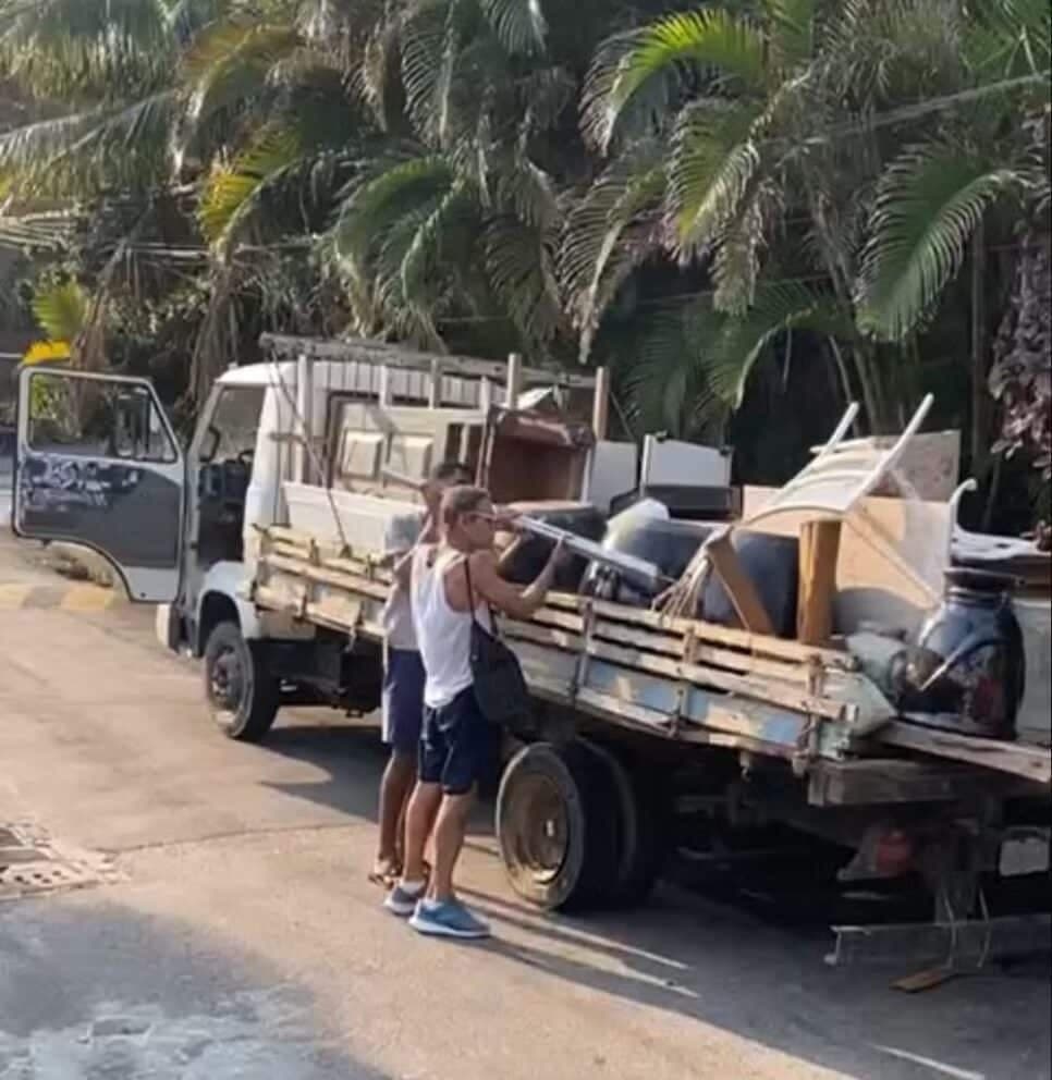 Mário Gomes deixando sua antiga residência no Rio de Janeiro (Foto: Sandro Cardozo) Mário Gomes deixando sua antiga residência no Rio de Janeiro (Foto: Sandro Cardozo)