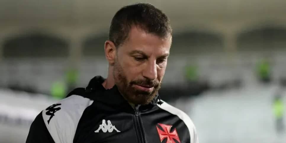 Contrato até 2026 pra jogar com Coutinho: Pedrinho estoura cofres do Vasco por atacante matador do Brasileirão