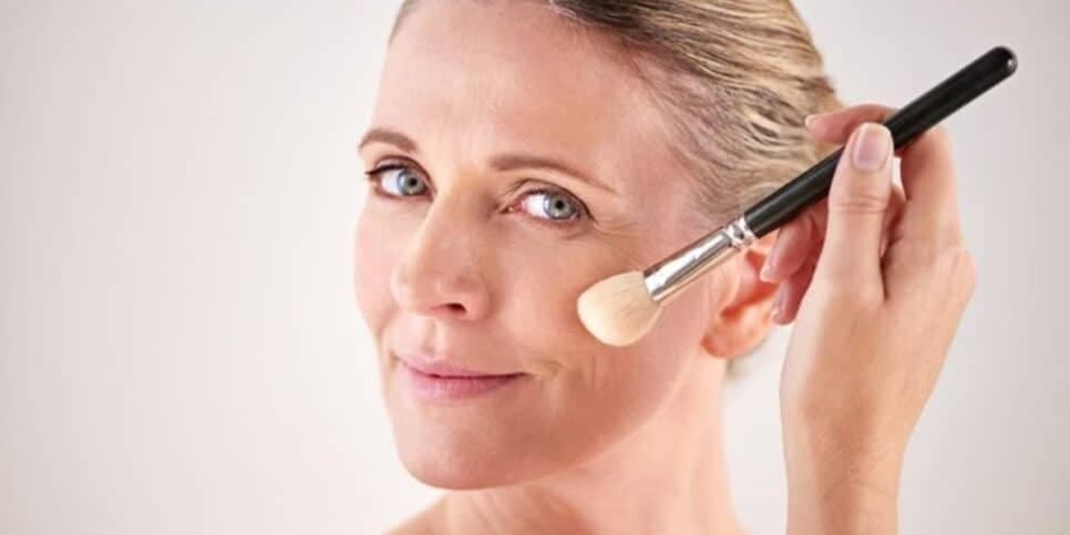 Rejuvenescedora e queridinha das 50+: Maquiagem fácil e com apenas 3 produtos pra ficar novinha AGORA