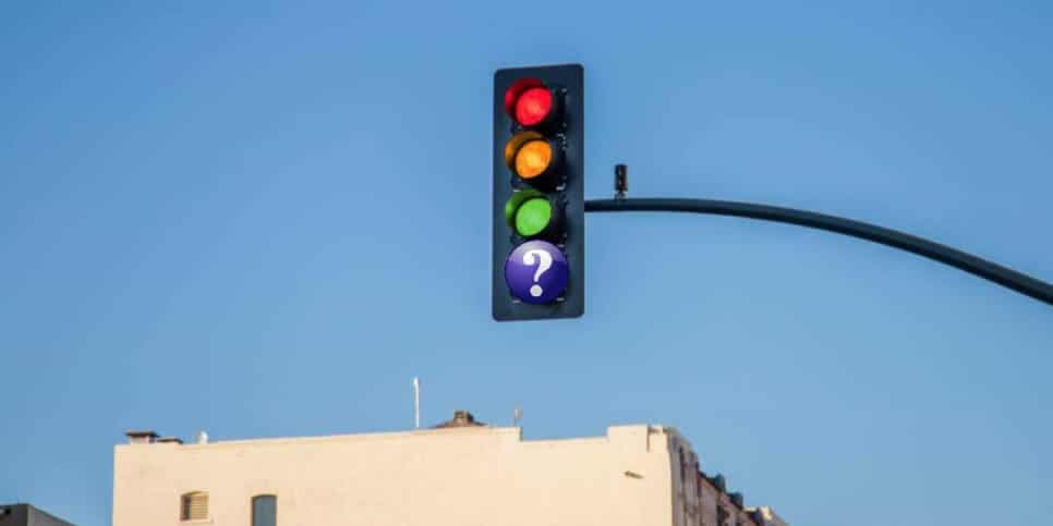 Semáforo de 4 cores: Desvendada verdade sobre virada no trânsito com alerta máximo a motoristas
