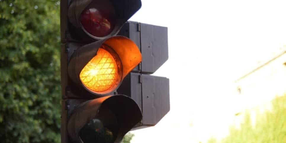 Passar no sinal amarelo dá multa? Lei de trânsito traz resposta REVELADORA