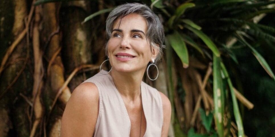 Tchau, tintas: 4 passos infalíveis para as 60+ assumirem o grisalho e ficarem jovens como Glória Pires