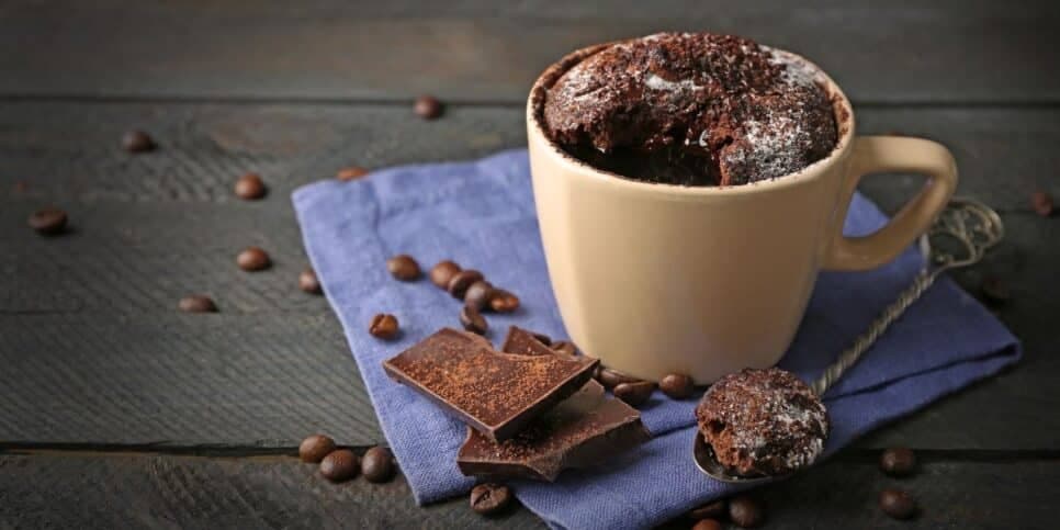 Melhor que Sodie: Receitinha de bolo de caneca mais macio pronto em 3 minutos no microondas