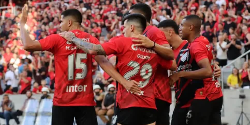 Rasteira do Corinthians, Adeus de Fernandinho e +: Athletico-PR sofre com 3 viradas em outubro