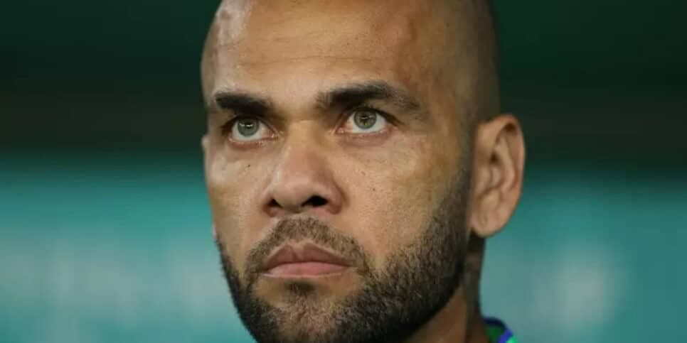 Daniel Alves tem retorno confirmado aos gramados 7 meses após sair da cadeia: “Momentos bons estão por vir”