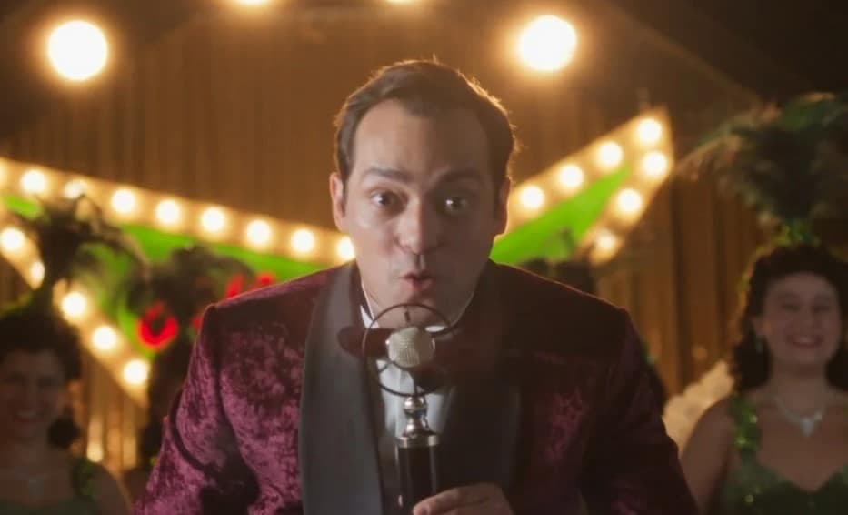 Eduardo Sterblitch conduz a primeira chamada de Garota do Momento (Foto: Reprodução / Globo)

