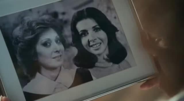 Numa das cenas de Volta por Cima, Silvia (Lellê) vê uma foto da avó com Belisa (Betty Faria) — Foto: TV Globo 

