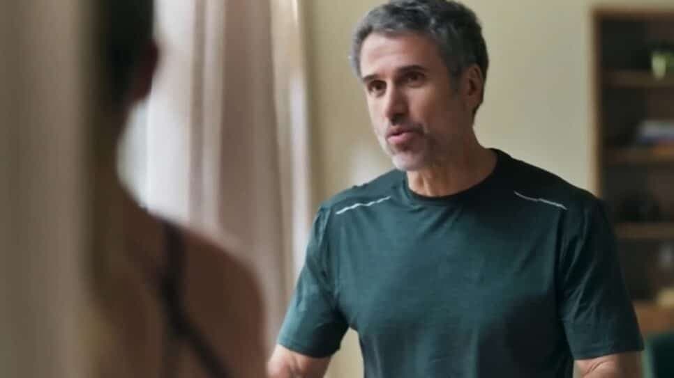 Eriberto Leão interpreta Robson na novela das 9 (Foto: Reprodução/ Globoplay)
