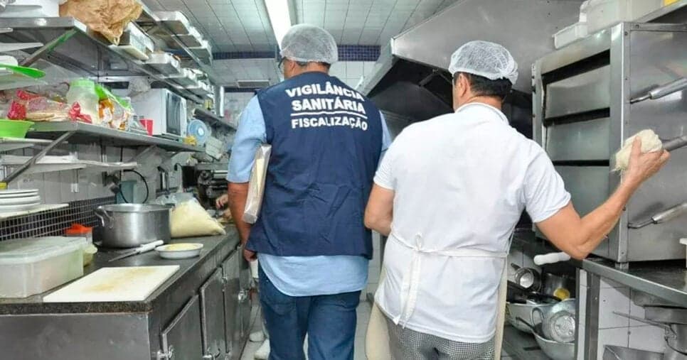 Barata e nojeira: Anvisa decreta interdição contra restaurante n°1 de Porto Alegre por risco de contaminação