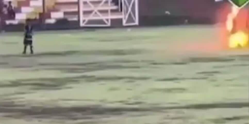 Momento da queda do raio no campo (Foto - Reprodução)